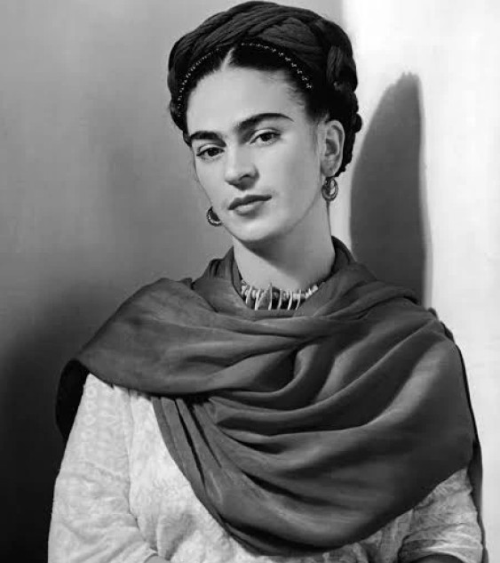 Frida Kahlo posando